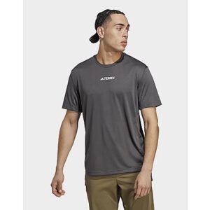 Wandern. Laufen. Abenteuer erleben. Mit diesem adidas TERREX T-Shirt stehen dir alle Optionen offen. Durch sein funktionales Design lässt es sich vielseitig einsetzen. Die feuchtigkeitsabsorbierende AEROREADY Technologie garantiert dir ein trockenes und bequemes Tragegefühl. Für weniger Reibung beim Tragen eines Rucksacks sind die Schulternähte versetzt und das länger geschnittene Rückenteil ermöglicht dir ein Plus an Komfort bei jeder Bewegung. Reflektierende Details sorgen außerdem für bessere Sichtbarkeit bei Dämmerung und Dunkelheit.ÜBER DEN CO2-FUSSABDRUCK INFORMIERT SEIN: Unsere Berechnungsmethode für den Product Carbon Footprint berücksichtigt alle Phasen des Produktlebenszyklus und bezieht sich auf die Größe der adidas Prototypen. Wir kalkulieren den CO2-Fußabdruck (CO2e) des Produkts von der Materialgewinnung über die Verarbeitung