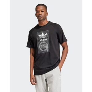 Camo meets comfy ist bei diesem T-Shirt das Motto. Es zeigt das adidas Originals Branding vor einem Camouflage-Hintergrund und ist sowohl minimalistisch als auch ein Eyecatcher. Durch den weichen Baumwolljersey hast du es zudem den ganzen Tag über rundum bequem. Unauffällig ist eben nicht so dein Ding - dein Style zieht die Blicke an._• Dieses Model ist 185 cm groß und trägt Größe 50._• Regulär geschnitten_• Gerippter Rundhalsausschnitt_• 100 % Baumwolle