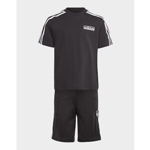 Dieses Set für Kinder ist die Neuinterpretation eines Klassikers und kombiniert legendäres Design mit lang anhaltendem Komfort. Reißverschlusstaschen an den Shorts und ein kleines Trefoil auf dem T-Shirt sorgen dabei für authentischen adidas Style. Egal