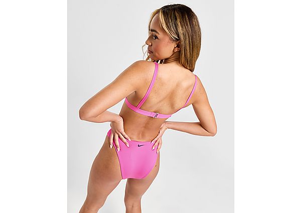 Bring Wohlfühlatmosphäre mit zum Strand oder ins Schwimmbad mit dieser Sling-Bikinihose von Nike. Dieser mittelhohe String ist in der Farbe Playful Pink gehalten und besteht aus schnell trocknendem