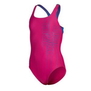 arena Badeanzug Mädchen Swim Pro Back Graphic PrintUnser Graphic Swim Pro One-Piece ist ein kontrastreicher Badeanzug für Mädchen mit sportlicher Ausstrahlung. Die Vorderseite ist mit unserem Namen x 3 in einem lebendigen Ton verziert und die Rückseite hat einen coolen Ausschnitt und einen farbenfrohen Einsatz. Dieses Design ist aus einem schnell trocknenden