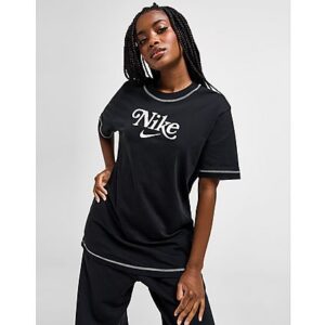 Werten Sie Ihre Passform mit diesem Energy Boyfriend T-Shirt für Damen von Nike auf. Dieses T-Shirt in Schwarz besteht aus atmungsaktivem Baumwollstoff für ganztägigen Tragekomfort. Es hat einen Rundhalskragen mit kurzen