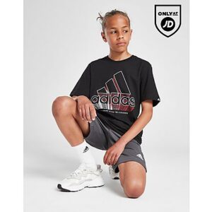 Mit diesem Badge of Sport Fade Graphic T-Shirt für Junioren von adidas bleiben Sie beim T-Shirt-Spiel klassisch. Dieses JD-exklusive Oberteil in Schwarz hat einen Rundhalskragen und kurze Ärmel für einen lässigen Schnitt. Es ist aus weicher