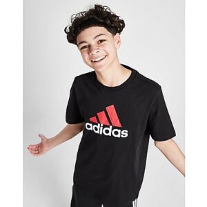 Bleiben Sie in Bewegung mit diesem Badge of Sport Large Logo T-Shirt für Junioren von adidas. Dieses Oberteil in normaler Passform in Schwarz hat einen gerippten Rundhalsausschnitt und kurze Ärmel für einen klassischen Schnitt. Es besteht aus weicher