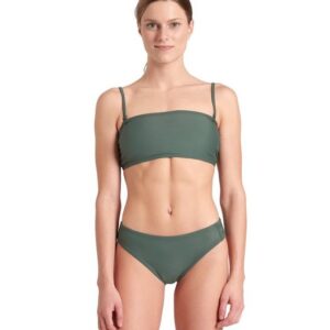 Unser arena Team Stripe Bandeau-Bikini für Damen hat ein gemütliches Oberteil mit dünnen Trägern und kommt in Kombination mit einer Brazilian-Bikinihose. Dieser minimalistische Zweiteiler ist aus recycelten Materialien hergestellt und sitzt wie eine zweite Haut. Trage ihn unter einem Sommerkleid oder kombiniere das Top einfach mit deinen Lieblingsshorts für einen legeren Strandlook. Unser neuer Bademodenstoff besteht zu 80 % aus recyceltem Polyamid