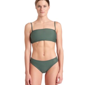 Unser arena Team Stripe Bandeau-Bikini für Damen hat ein gemütliches Oberteil mit dünnen Trägern und kommt in Kombination mit einer Brazilian-Bikinihose. Dieser minimalistische Zweiteiler ist aus recycelten Materialien hergestellt und sitzt wie eine zweite Haut. Trage ihn unter einem Sommerkleid oder kombiniere das Top einfach mit deinen Lieblingsshorts für einen legeren Strandlook.