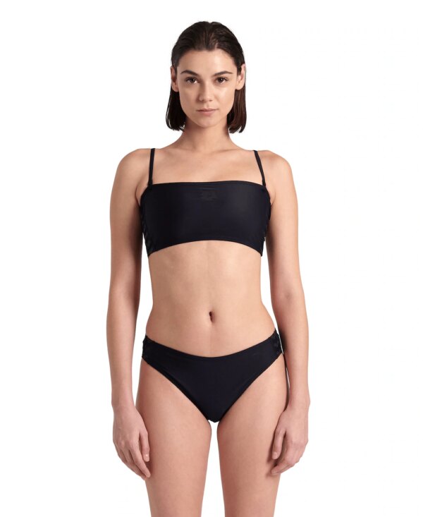 Unser arena Team Stripe Bandeau-Bikini für Damen hat ein gemütliches Oberteil mit dünnen Trägern und kommt in Kombination mit einer Brazilian-Bikinihose. Dieser minimalistische Zweiteiler ist aus recycelten Materialien hergestellt und sitzt wie eine zweite Haut. Trage ihn unter einem Sommerkleid oder kombiniere das Top einfach mit deinen Lieblingsshorts für einen legeren Strandlook.