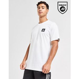 Schnapp dir dieses kleine Graphic T-Shirt für Herren von adidas für einen frischen Look. Dieses T-Shirt mit Standard-Passform in Weiß ist aus weichem und leichtem Baumwollstoff gefertigt und lässt sich leicht tragen. Es hat einen Rundhalskragen und kurze Ärmel für einen klassischen Look und ist auf der Brust mit dem Badge of Sport gekennzeichnet. Maschinenwaschbar. | Unser Model ist 1