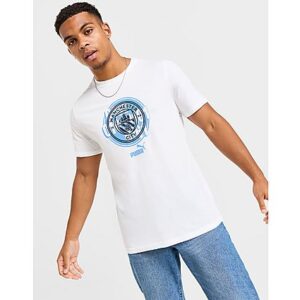 Frische deinen Look auf und unterstütze dein Team mit dem Manchester City FC Cult Herren-T-Shirt von PUMA. Das Regular-Fit T-Shirt ind er Farbe Weiß besteht aus weichem Baumwollgewebe und lässt sich leicht tragen. Es hat einen Rundhalsausschnitt mit kurzen Ärmeln für einen klassischen Look und ist mit dem Wappen von Manchester City und dem PUMA-Logo auf der Brust bedruckt. Waschmaschinengeeignet. Unser Model ist 1