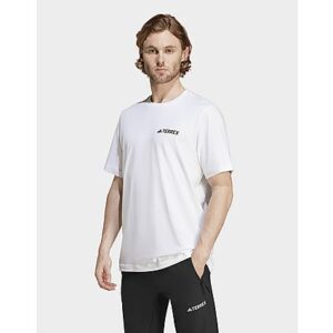 Mit diesem adidas Wandershirt bist du bereit für dein nächstes Abenteuer. Es ist aus leichtem Single Jersey und hat eine bequeme Passform. Die Grafik auf der Rückseite zeigt außerdem deine Begeisterung für die Natur. Die Baumwolle für dieses Produkt stammt aus der Better Cotton Initiative. Better Cotton wird durch das Chain-of-Custody-Modell der Massenbilanz bezogen. Dadurch ist bei Better Cotton keine physische Rückverfolgung bis zum Endprodukt möglich.Hier erfährst du mehr: https://bettercotton.org/who-we-are/our-logo/_• Dieses Model ist 186 cm groß und trägt Größe 50._• Regulär geschnitten_• Rundhalsausschnitt_• 100 % Baumwolle_• Better Cotton wird durch das Chain-of-Custody-Modell der Massenbilanz bezogen - somit besteht die Möglichkeit