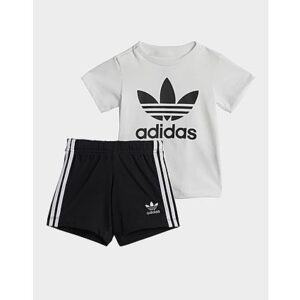 Ein Outfit zum Spielen und Toben. Mit diesem adidas Set aus Shorts und T-Shirt für Babys und Kleinkinder ist dein kleiner Schatz für alles gewappnet. Das legendäre Trefoil Logo