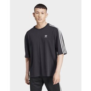 Echte Klassiker sind auch Jahrzehnte später noch angesagt wie eh und je. Mit seinem Mix aus Oversize-Silhouette und auffälligem 3-Streifen Design setzt auch dieses adidas T-Shirt auf zeitlosen Style. Egal