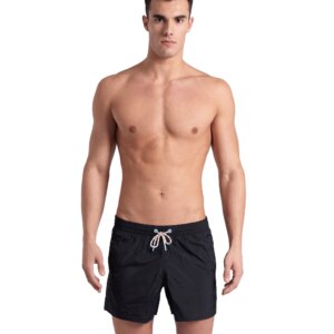 Wähle für deinen nächsten Strandurlaub unsere einfarbige Team Stripe Badeshorts für Herren. Unser seitlicher Ton-in-Ton-Streifen ist in vier attraktiven Farben erhältlich und ist schlicht elegant. Mit dieser zeitlosen Badehose mit ihrer legeren Passform kannst du nichts falsch machen. Dieser Tech-Stoff aus 100 % recyceltem Polyamid ist ideal für aktive Strandkleidung. Er leitet Feuchtigkeit vom Körper weg und nimmt kein Wasser auf