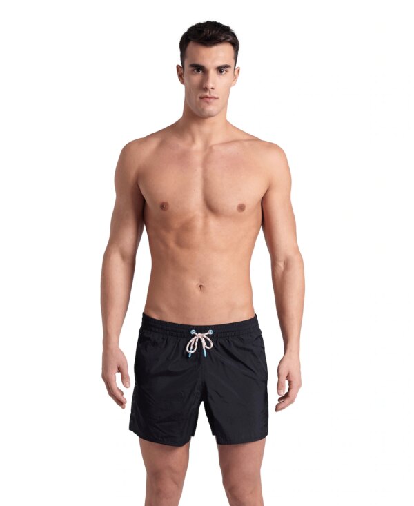 Wähle für deinen nächsten Strandurlaub unsere einfarbige Team Stripe Badeshorts für Herren. Unser seitlicher Ton-in-Ton-Streifen ist in vier attraktiven Farben erhältlich und ist schlicht elegant. Mit dieser zeitlosen Badehose mit ihrer legeren Passform kannst du nichts falsch machen. Dieser Tech-Stoff aus 100 % recyceltem Polyamid ist ideal für aktive Strandkleidung. Er leitet Feuchtigkeit vom Körper weg und nimmt kein Wasser auf