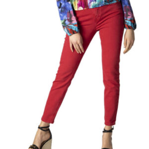 Marke: Desigual Art: Frau Typologie: Jeans Jahreszeit: Frühling / Sommer PRODUKTDETAILS • Farbe: rot • Muster: einfarbig • Verschluss: Reißverschluss und Knopf • Taschen: Vorder- und Gesäßtaschen • Artikelcode: 22SWDD53 ZUSAMMENSETZUNG UND MATERIAL • Zusammensetzung: -98% Baumwolle -2% Elasthan • Pflegehinweise: Maschinenwäsche 30°