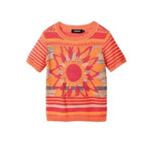 Marke: Desigual Art: Frau Typologie: T-Shirt Jahreszeit: Frühling / Sommer PRODUKTDETAILS • Farbe: fuchsinrot • Muster: Druck- • Ärmel: kurz • Ausschnitt: rund • Artikelcode: 23SWTKAD ZUSAMMENSETZUNG UND MATERIAL • Zusammensetzung: -68% Baumwolle -1% Elasthan -21% Polyester -10% Viskose • Pflegehinweise: Maschinenwäsche 30°