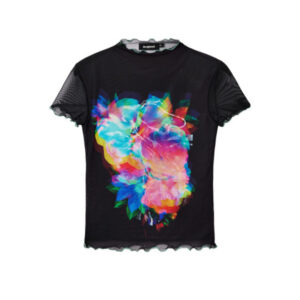 Marke: Desigual Art: Frau Typologie: T-Shirt Jahreszeit: Frühling / Sommer PRODUKTDETAILS • Farbe: schwarz • Muster: Druck- • Ärmel: kurz • Ausschnitt: rund • Artikelcode: 23SWTK41 ZUSAMMENSETZUNG UND MATERIAL • Zusammensetzung: -7% Elasthan -93% Polyester • Pflegehinweise: Maschinenwäsche 30°