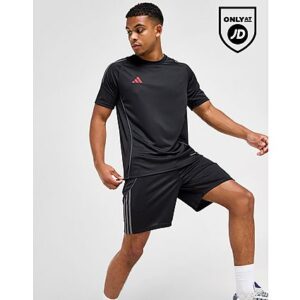 Bringen Sie frischen Wind in Ihre Fitness mit diesem Tiro 24 T-Shirt für Herren von adidas. Dieses T-Shirt in der Farbe Black Holiday ist aus einem glatten und atmungsaktiven recycelten Polyestergewebe gefertigt