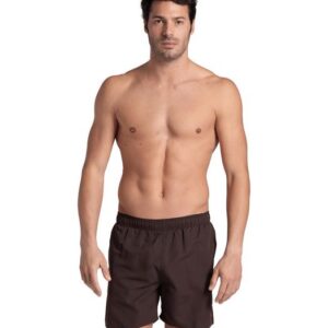 Arena - Fundamentals Logo R - Herren Badeshorts - Sepia Schlichte Badehosen wie unsere Fundamentals Herrenboxershorts sind eine sehr vielseitige Option für den Strand. Diese einfarbige Hose dient sowohl aus Badehose als auch als Freizeitbekleidung. Durch die elastische Taille lässt sie sich leicht an- und ausziehen.  Eigenschaften:  Innenslip Für zusätzlichen Tragekomfort und Halt mit Innenslip ausgestattet.  100 % recycelter Stoff Verantwortungsvoll gewonnene Textilien