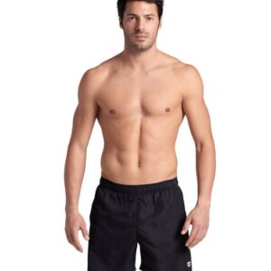 Arena - Fundamentals Logo R - Herren Badeshorts - Schwarz Schlichte Badehosen wie unsere Fundamentals Herrenboxershorts sind eine sehr vielseitige Option für den Strand. Diese einfarbige Hose dient sowohl aus Badehose als auch als Freizeitbekleidung. Durch die elastische Taille lässt sie sich leicht an- und ausziehen.  Eigenschaften:  Innenslip Für zusätzlichen Tragekomfort und Halt mit Innenslip ausgestattet.  100 % recycelter Stoff Verantwortungsvoll gewonnene Textilien