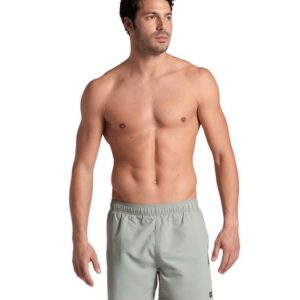 Arena - Fundamentals Logo R - Herren Badeshorts - Grau Schlichte Badehosen wie unsere Fundamentals Herrenboxershorts sind eine sehr vielseitige Option für den Strand. Diese einfarbige Hose dient sowohl aus Badehose als auch als Freizeitbekleidung. Durch die elastische Taille lässt sie sich leicht an- und ausziehen.  Eigenschaften:  Innenslip Für zusätzlichen Tragekomfort und Halt mit Innenslip ausgestattet.  100 % recycelter Stoff Verantwortungsvoll gewonnene Textilien