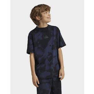 Mit diesem sportlichen adidas T-Shirt für Kinder und Teens kannst du deine Träume verwirklichen. Mit dem edgy Camouflage-Print und den 3-Streifen