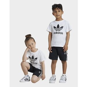 Dieses adidas Set aus Shorts und T-Shirt für Kinder ist aus weichem Single Jersey aus Baumwolle und hat einen elastischen Bund mit Kordelzug für lang anhaltenden Tragekomfort. Es versprüht vom extragroßen Trefoil auf der Brust bis hin zu den 3-Streifen entlang der Beine jede Menge sportlichen Style. Dieses lässige Set ist der perfekte Allrounder für warme Tage.Die Baumwolle für dieses Produkt stammt aus der Better Cotton Initiative. Better Cotton wird durch das Chain-of-Custody-Modell der Massenbilanz bezogen. Dadurch ist bei Better Cotton keine physische Rückverfolgung bis zum Endprodukt möglich.Hier erfährst du mehr: https://bettercotton.org/who-we-are/our-logo/_• Dieses Model ist 119 cm groß und trägt Größe 116._• Regulär geschnitten_• Oberteil: gerippter Rundhalsausschnitt_• 70 % Baumwolle / 30 % Polyester (recycelt)_• 100 % Baumwolle / Single Jersey_• Shorts: Seitentaschen_• Shorts: elastischer Bund mit Kordelzug_• Better Cotton wird durch das Chain-of-Custody-Modell der Massenbilanz bezogen - somit besteht die Möglichkeit