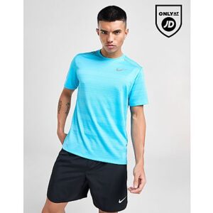 Werten Sie Ihre Sportbekleidung mit diesem Miler 1.0 T-Shirt für Herren von Nike auf. Dieses T-Shirt in der Farbe Baltic Blue ist aus einem leichten Polyestergewebe gefertigt