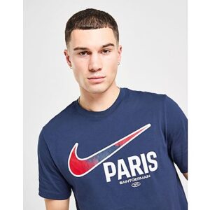 Mit dem Nike Paris Saint Germain Swoosh T-Shirt für Herren gehst du in den Farben deines Vereins auf die Straße. Dieses Regular-Fit T-Shirt in der Farbe Midnight Navy hat einen gerippten Rundhalsausschnitt und kurze Ärmel. Es besteht aus weicher