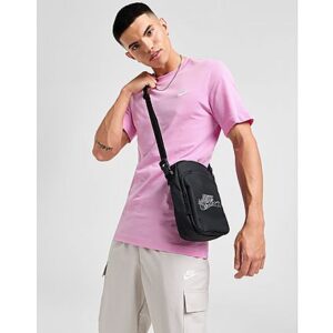 Mit diesem Nike Core T-Shirt für Herren machst du überall einen guten Eindruck. Das T-Shirt in der Farbe Pink Rise ist aus weichem Baumwollstoff gefertigt und sorgt für maximalen Komfort im Alltag. Es verfügt über kurze Ärmel und einen gerippten Rundhalsausschnitt