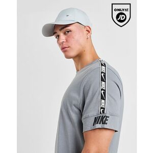 Sorge für ein Style-Upgrade mit dem Nike Repeat Tape T-Shirt für Herren. Das JD-exklusive Oberteil in der Farbe Wolf Grey ist aus weichem Baumwollstoff gefertigt und sorgt für maximalen Komfort im Alltag. Es besitzt kurze Ärmel