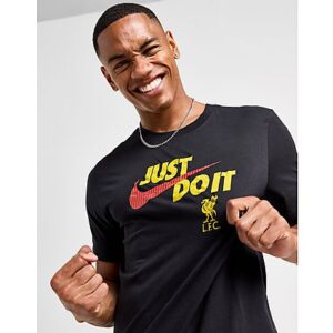 Unterstützen Sie Ihre Mannschaft von der Tribüne bis zur Straße mit diesem Liverpool FC Just Do It T-Shirt für Herren von Nike. Dieses T-Shirt in normaler Passform in Schwarz hat einen gerippten Rundhalsausschnitt und kurze Ärmel für eine klassische Silhouette. Es besteht aus weicher