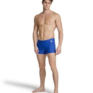 Die äußerst bequeme und dehnbare arena Herren Dynamo R Badehose mit klassischem Look sitzt wie eine zweite Haut. Sie ist Teil der extrem komfortablen arena Feel Produktlinie und ist perfekt für Fitness- und Freizeitschwimmer