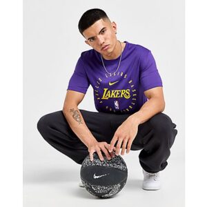 Repräsentiere deinen Lieblingsverein mit diesem Nike NBA LA Lakers Dri-FIT T-Shirt für Herren. In der Farbe Field Purple ist dieses Standard-Fit Oberteil aus leichtem