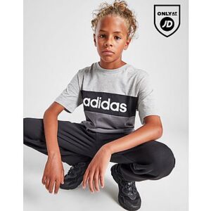 Frischen Sie Ihren Alltagsstil mit diesem Badge Of Sport Colour Block T-Shirt für Junioren von adidas auf. Dieses JD-exklusive T-Shirt in den Farben Grey Five und Grey Marl ist aus weichem Baumwollstoff gefertigt und bietet Komfort für jeden Tag. Es hat kurze Ärmel mit einem gerippten Rundhalsausschnitt und ist mit einem Adidas-Branding auf der Brust und einem Badge of Sport im Nacken versehen. Maschinenwaschbar | JJ0279