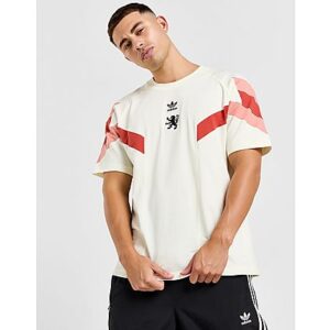 Dieses Olympique Lyon T-Shirt kombiniert klassischen adidas Style mit Vereinsdetails und macht so nicht nur im Stadion eine gute Figur. Es ist aus weichem Single Jersey und kommt mit einem vereinfachten Vereinslogo und dem Trefoil auf der Vorderseite. Die auffälligen 3-Streifen machen den nostalgisch-modernen Fußball-Look perfekt._• Dieses Model ist 187 cm groß und trägt Größe M._• Regulär geschnitten_• Gerippter Rundhalsausschnitt_• 100 % Baumwolle_• Aufgesticktes Vereinslogo von Olympique Lyon