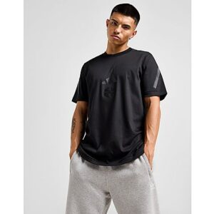 Repräsentiere die Hoops auf der Tribüne und der Straße mit diesem Celtic Z.N.E. Herren-T-Shirt von adidas. Dieses Relaxed-Fit Oberteil in Schwarz hat einen gerippten Rundhalsausschnitt und kurze Ärmel für lässigen Komfort. Es besteht aus weicher Baumwolle und ist mit UPF-Schutz ausgestattet