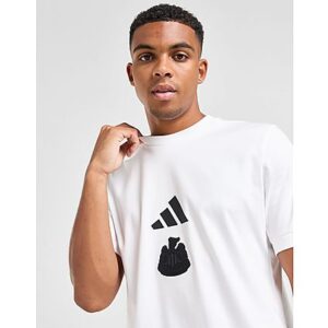 Zeig deinen Stolz auf die Magpies mit diesem Newcastle United FC ZNE Herren-T-Shirt von adidas. Dieses Relaxed-Fit T-Shirt in Weiß hat einen gerippten Rundhalsausschnitt und kurze Ärmel mit Bündchen für einen zeitlosen Look. Es besteht aus weichem Baumwollstoff mit UPF50-Schutz für die sonnigen Spieltage. Die matten Streifen an den Ärmeln