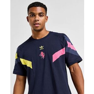 Mit diesem auffälligen Juventus Turin T-Shirt tauchst du in die Fußballtradition ein. Dieses adidas Oberteil aus Single Jersey ist von der Sportgeschichte inspiriert und kombiniert ein klassisches Trefoil mit einem Vintage-Vereinslogo der Bianconeri. Egal