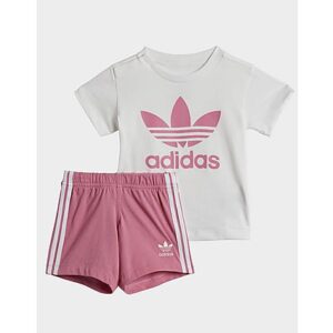 Ein Outfit zum Spielen und Toben. Mit diesem adidas Set aus Shorts und T-Shirt für Babys und Kleinkinder ist dein kleiner Schatz für alles gewappnet. Das legendäre Trefoil Logo