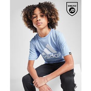 Mit diesem adidas Outline Graphic T-Shirt für Kinder verleihst du deinem Alltags-Look das gewisse Etwas. Dieses JD-exklusive Standard-Fit Oberteil in der Farbe Blue Dawn ist aus weichem Baumwollstoff gefertigt und bietet maximalen Tragekomfort im Alltag. Es hat kurze Ärmel