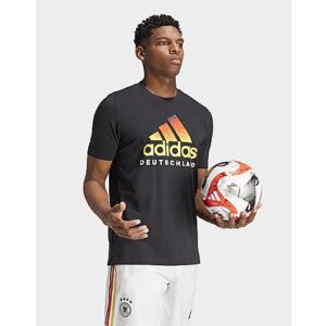 Mit diesem adidas T-Shirt für DFB Fans hast du es beim Anfeuern immer bequem. Es ist aus weichem Baumwolljersey und perfekt für den Spieltag und die Freizeit. Der auffällige Schriftzug auf der Vorderseite lässt keinen Zweifel daran