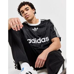 Dieses adidas T-Shirt ist ein wahres Multitalent. Ob lässig zu einer Jogginghose oder cool zu einer Denim im Used Look kombiniert - du punktest in jedem Fall mit angesagtem Style. Sein Look ist von typischen Trikots inspiriert und verpasst deinem Outfit einen sportlichen Touch. Mit dem legendären Trefoil auf der Vorderseite signalisierst du außerdem