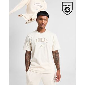 Erfrischen Sie Ihre Essentials mit diesem Varsity-T-Shirt für Herren von adidas Originals. Dieses JD-exklusive T-Shirt in der Farbe Wonder White ist aus weichem Baumwollstoff gefertigt und bietet Komfort für jeden Tag. Es hat kurze Ärmel mit geripptem Rundhalsausschnitt und ist mit einem farblich abgestimmten adidas Originals Varsity-Branding auf der Brust versehen. Maschinenwaschbar | Unser Model ist 1