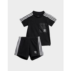 Mit diesem adidas Set aus Shorts und T-Shirt für Babys und Kleinkinder ist dein kleiner Schatz für alles bereit. Das Trefoil Logo auf der Brusttasche und die 3-Streifen an den Seiten der Shorts sorgen zusammen mit dem gerippten Rundhalsausschnitt für einen klassischen