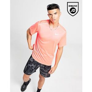 Kommen Sie in diesem Miler 1.0 T-Shirt für Herren von Nike ins Schwitzen. Dieses T-Shirt mit Standard-Passform in der Farbgebung Hot Punch ist aus glattem