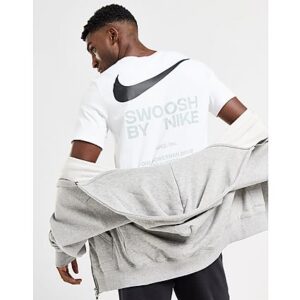 Werten Sie Ihre Basics mit diesem Swoosh-T-Shirt für Herren von Nike auf. Dieses T-Shirt mit Standard-Passform in Weiß ist aus weicher