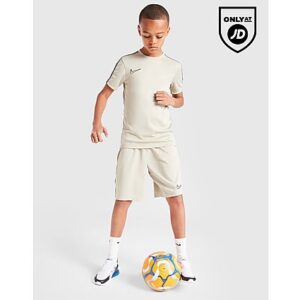 Steigern Sie Ihre Leistung auf dem Spielfeld mit diesen Academy23-Shorts für Junioren von Nike. Dieses JD-exklusive T-Shirt in der Farbgebung Stone mit Akzenten in Iron Grey und Schwarz ist aus einem weichen