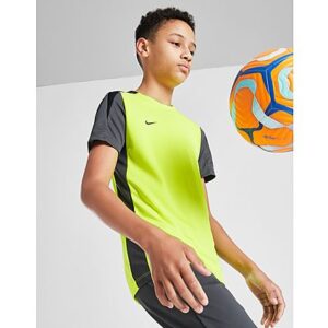 Mit diesem Nike Strike Short Sleeve T-Shirt für Kinder bleibst du am Ball. In den Farben Volt und Anthrazit ist dieses Slim-Fit T-Shirt aus leichtem