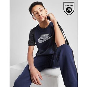 Exklusiv bei JD: Bring frische Energie in deinen Style mit diesem Nike Hybrid T-Shirt für Kinder. Das Standard-Fit T-Shirt in der Farbe Obsidian ist mit Farbblock-Details versehen und besteht aus weicher